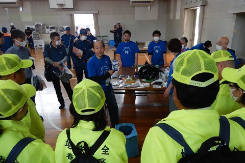 写真:簡易パック式トイレ使用訓練の様子