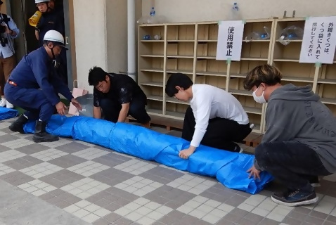 写真:簡易水防工法訓練の様子