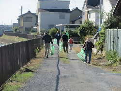 写真:中央部清掃活動の様子