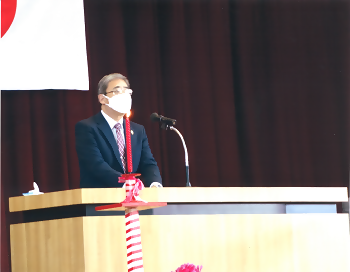 写真：祝辞を述べる区長