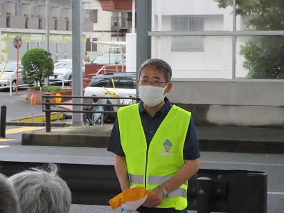写真：区長あいさつの様子（天白川大橋南サイン板キャンペーン）