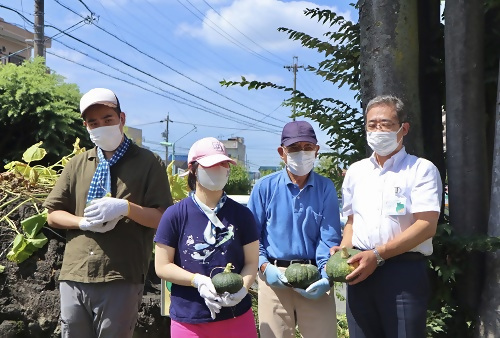 かぼちゃを持って集合写真