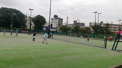 写真：ソフトテニスの試合中の様子