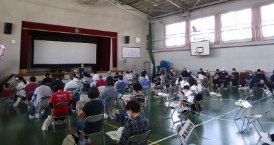 写真：児童が体育館に集まり訓練を受ける様子