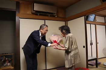 写真：記念品贈呈（敬老の日）