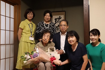 写真：親子三世代で記念撮影