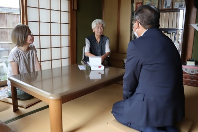 写真：針原さんのお話を伺う区長と民生委員会長