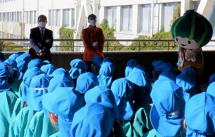 写真：園児を出迎える区長とかぼっち