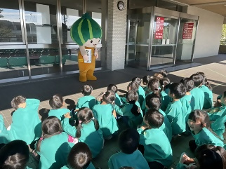 写真：かぼっちを見て笑顔になる園児