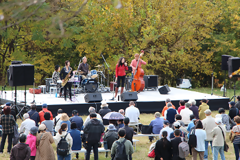 写真：ステージで出演者が音楽演奏をしている様子1