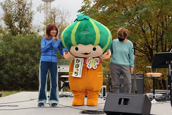 写真：かぼっちと写る田村直美さん