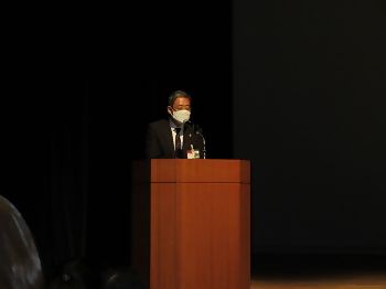 写真：区長あいさつの様子（認知症講演会）