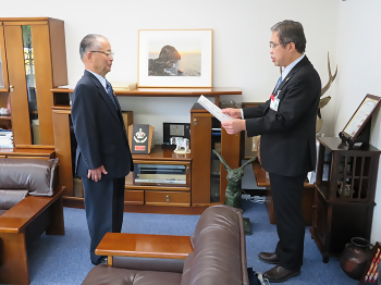 写真：感謝状を贈呈する区長