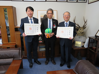 写真：かぼっちを手に記念撮影