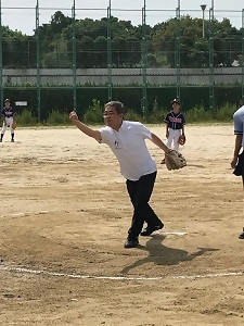 写真：始球式で投球する区長