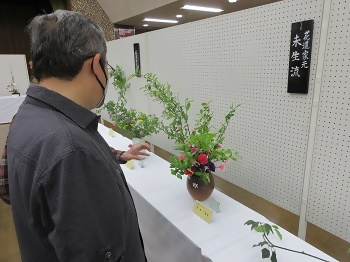 写真：作品を鑑賞する区長