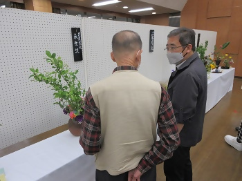 写真：作品について質問をする区長