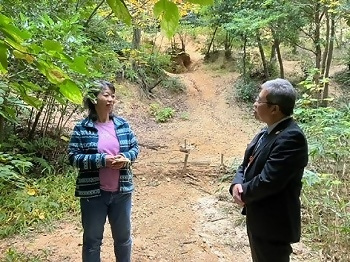 天白児童館の沢井館長とお話しする区長の写真