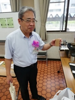コーヒーを購入した区長の写真