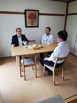 写真：区社協職員との話し合いの様子