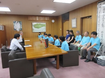 写真：大会優勝の報告の様子