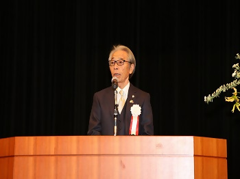 山田敬一区制50周年記念事業実行委員会会長あいさつの様子の写真