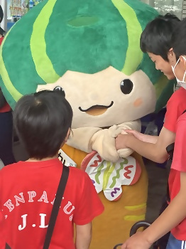 写真：区制50周年を記念して、かぼっちも子どもたちを激励しました