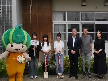 かぼっちと代表の小学生と記念撮影した写真