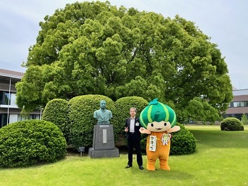 写真：トヨタグループの創始者である豊田佐吉氏の像の横で記念撮影