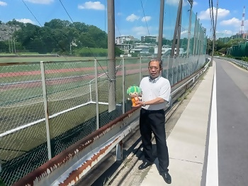 写真：天白渓上池であった跡地（名城大学グラウンド近辺）を訪れる市長