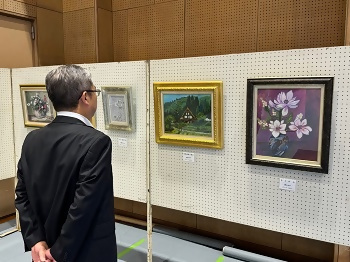 絵画を鑑賞する区長の写真
