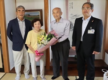 奥様も一緒に記念撮影した写真