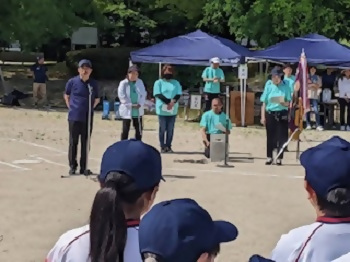 写真：開会式での区長挨拶の様子