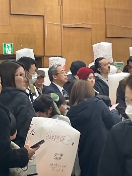 ランタンの打ち上げを見る区長の写真