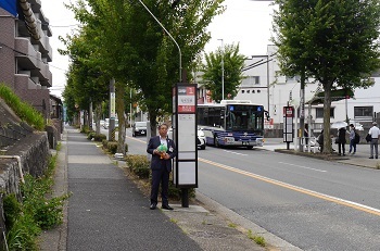 写真：区長と松和花壇の坂