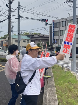 写真：子どもたちと一緒に、元気な声で呼びかけました