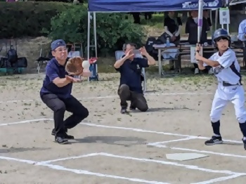 写真：始球式でキャッチャーを務めました。