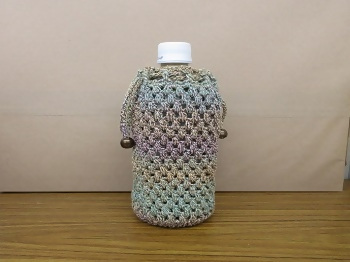 写真：素敵な手編みのペットボトルカバーをゲットしました。