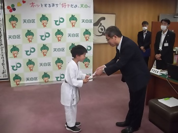 写真：記念品を藤井塁さんにお渡ししました