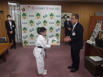 写真：記念品を藤田美咲さんにお渡ししました