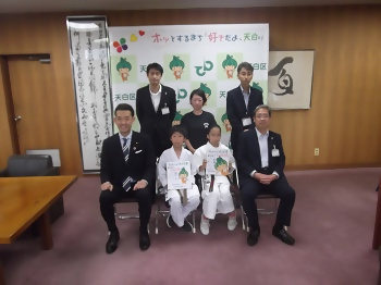 藤田美咲さん・藤田塁さん・藤田さんのお母さん、成田たかゆき市会議長（天白区空手道連盟会長）とともに記念写真