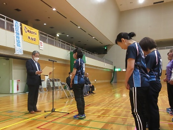 写真：Aブロック優勝チームに表彰状を渡す水野区長