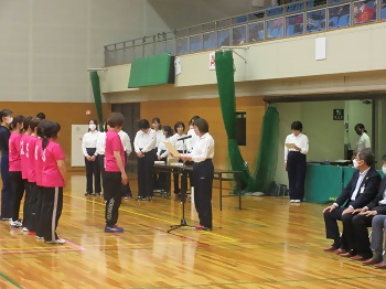 写真：Bブロック優勝チームに表彰状を渡す藤井会長