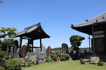 写真：高台に位置する植田三山の一つ栄久寺