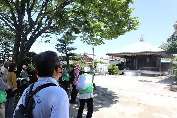写真：全久寺を拝観する水野区長
