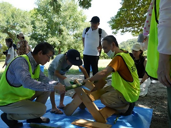 写真：竹水鉄砲を作る様子