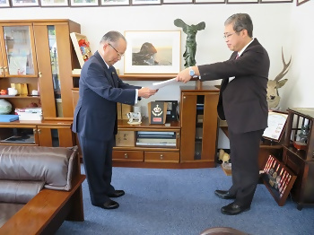 写真：会長へ感謝状