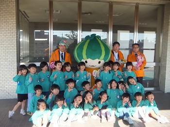 写真：かぼっちと一緒に子どもたちと記念撮影（ぞう組1組）