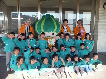 写真：かぼっちと一緒に子どもたちと記念撮影（ぞう組2組）