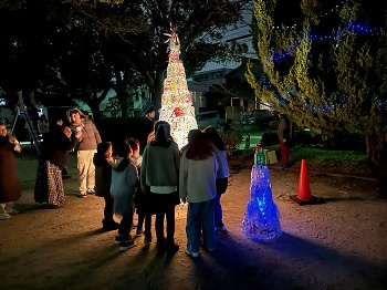 写真：ツリーを囲む子どもたち